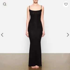 Skimsklänning - Klänning från Skims med tunna axelband. Använd en kväll, nypris 995kr