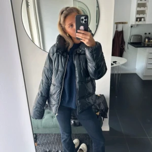 MASSIMO DUTTI JACKA - Säljer nu min skitsnygga vinterjacka från Massimo Dutti i storlek S, då den är lite för liten på mig💓💓 (lånade bilder, skriv för egna) Köp direkt för 1000kr, pris går att diskutera!!💓🌸