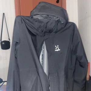 Haglöfs jacka helt ny - Helt by men för stor strl 1600kr Strl M passar L Kan tänka mig byten