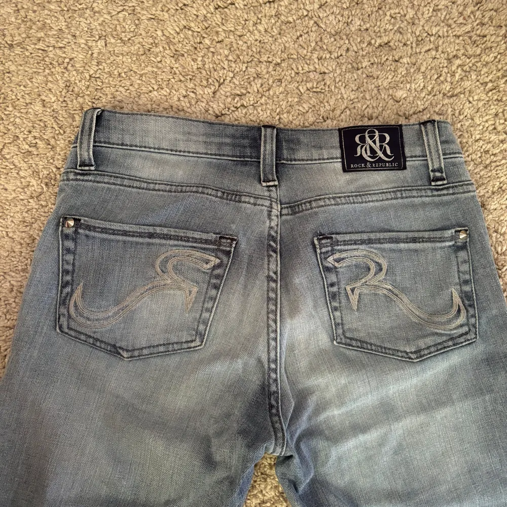 Super fina jeans från rock and republic! Midjemått rakt över: 39cm. Innerbenslängd: 81 cm. Inge defekter. Pris kan diskuteras vid snabb affär⭐️. Farkut & Housut.