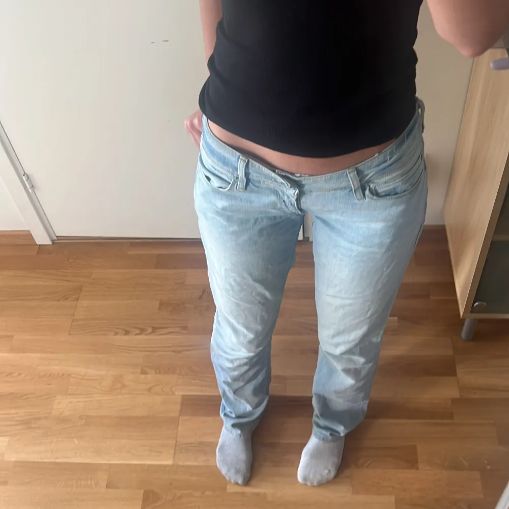 Säljer mina Levis jeans på grund av att de inte kommer till användning. 470 straight fit. Skriv för fler frågor . Jeans & Byxor.