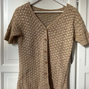 Kofta  - Så fin beige/ brun /skimmer guldig kofta med så fina knappar och små detaljer. Kan man både ha öppen och stängd. Perfekt till höst!! Så fin färg och helt oanvänd. Lite för liten på mig. Finns inte en ända lapp på men skulle säga storlek s/ 36. 