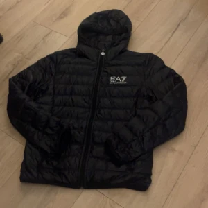 EA7 jacka ”SOM NY” - Riktigt fin Armani jacka, använd fåtal gånger ”som ny”. Perfekt Vår och höst jacka för folk mellan 170-185cm Storlek S Skick: 9/10