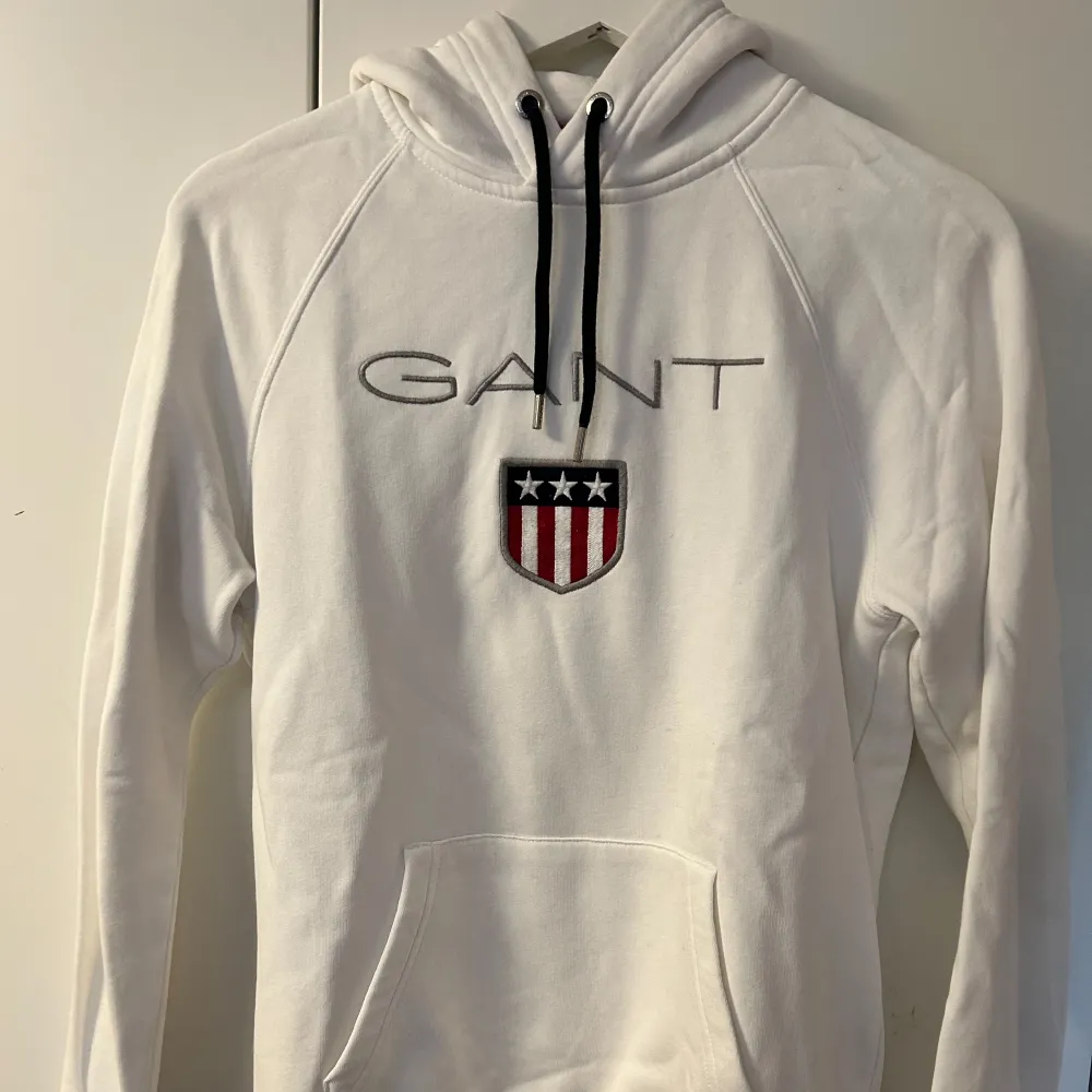 Säljer mina gamla hoodie på grund av att dom är för små. Alla är i bra skick till väldigt billiga priser.  Polo hoodie-L/G, (14-16) Calvin Klein hoodie- 16.  Vit Gant hoodie- S Les Deux hoodie- XS Mörk blå Gant hoodie- XS . Hoodies.