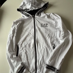 Armani  Hoodie - Storlek M. Säljes då den ej används. Använd men i väldigt gott skick.