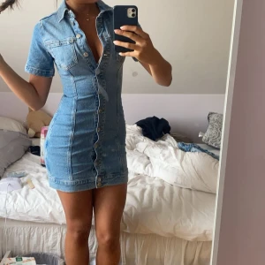 Jeans klänning  - Intressekoll på denna skit snygga tajta jeans klänningen från zara. Använd en gång. Storlek xs 