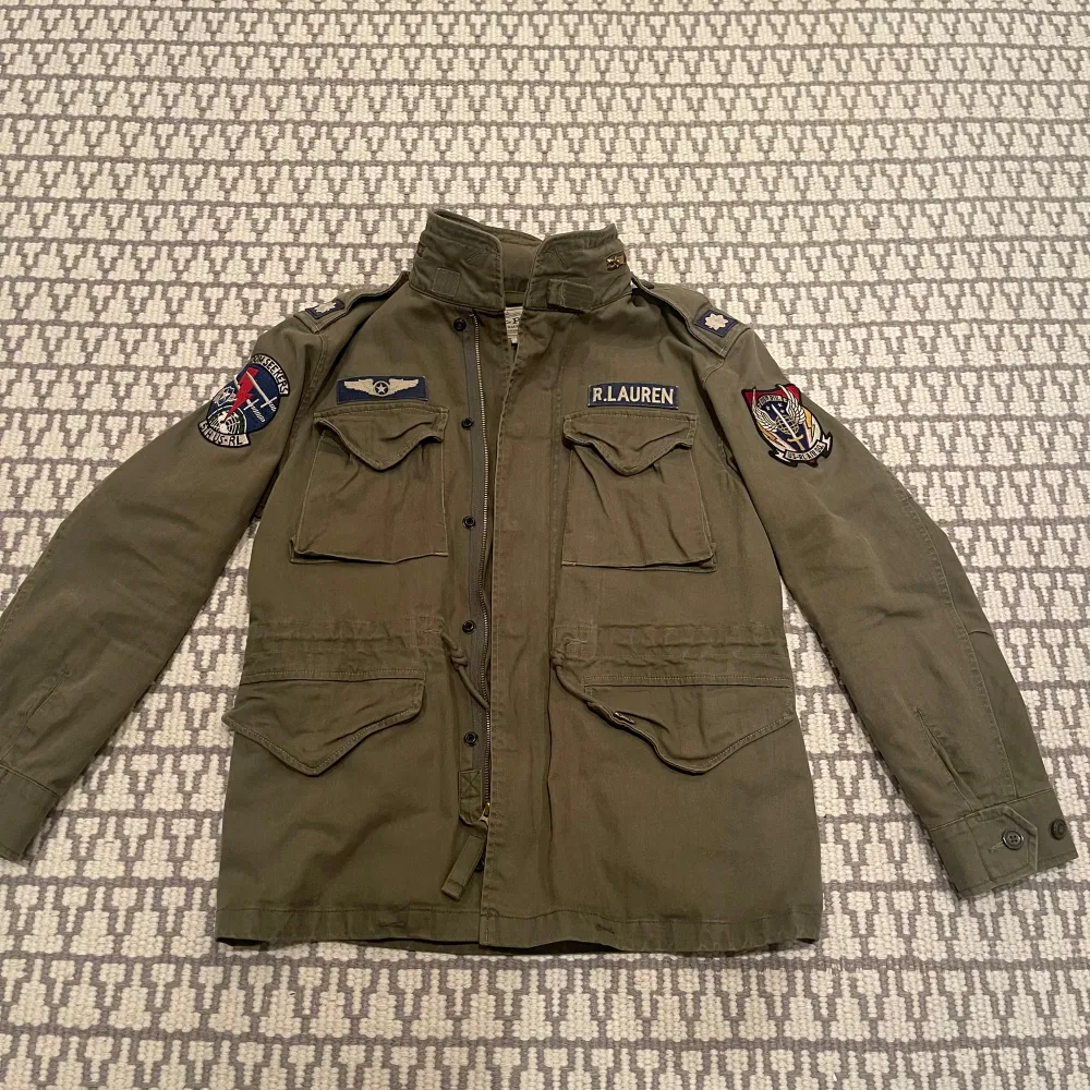 Intressekoll på Ralph lauren field jacket i storlek S men sitter som M. Nypris ligger på cirka 5000. Den är helt utan deffekter och har inte använts alls mycket. Perfekt till hösten och är riktigt snygg. Vid fler frågor är det bara att höra av sig😁. Jackor.