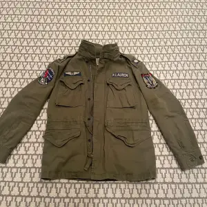 Intressekoll på Ralph lauren field jacket i storlek S men sitter som M. Nypris ligger på cirka 5000. Den är helt utan deffekter och har inte använts alls mycket. Perfekt till hösten och är riktigt snygg. Vid fler frågor är det bara att höra av sig😁