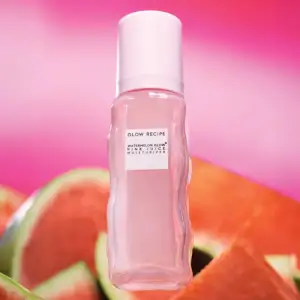 Säljer Glow Recipe Watermelon Glow Pink Juice Moisturizer! Den är perfekt för att ge huden ett härlig glow. Den är lätt och återfuktande, perfekt för daglig användning. Aldrig använd och kommer i ordinarie förpackningen. ( 50 ml)