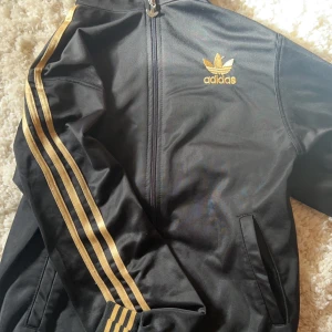 Adidas kofta  - Jättefin adidas kofta🙏 Fint skick och är i storlek S