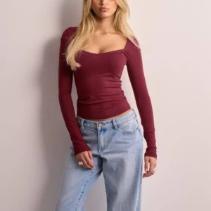 Topp - Söt vinröd topp från Nelly - Romance Shape LS Top I storlek 💋💋