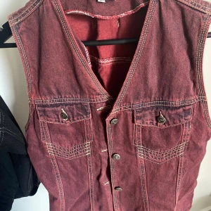 Väst - Super fin röd retro väst från 90-talet! 