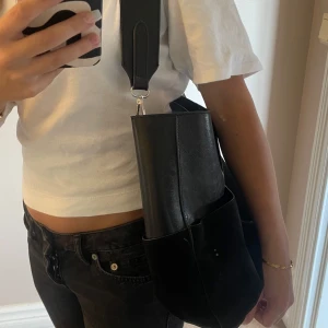Handväska - Fin handväska i bra skick. Rymlig med fack på både insidan och utsidan❣️