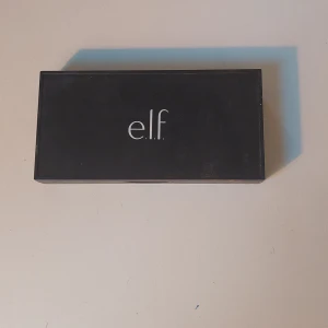 Elf ögonpalett - Elf pallet i igentligen aldrig anvönd men tappade den i marken så en gick sönder. Köpt för 109kr säljer för 60kr