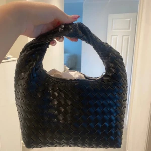 Braided handbag Ginatricot  - Sprillans ny och helt oanvänd, köpt för 400 men säljer för 300