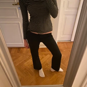 Lowrise kostymbyxor från BikBok! - Så snygga low Rise kostymbyxor från bikbok. Strl 34, ”short” modell. Använd ett fåtal gånger.