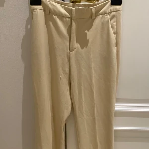 Straight pants - Ihanat beiget suorat housut! Itselle hieman liian isot, jonka takia myyn. Koko 34.