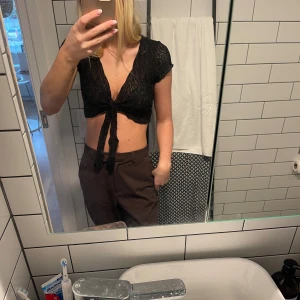 Svart knytblus - Säljer en snygg svart knytblus🤍. Den är kortärmad och croppad med ett knyt framtill. Materialet är lite som spets🤍 Passar både till fest och vardag!