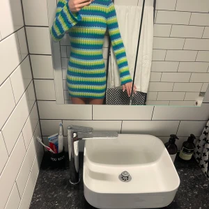 Färgglad randig klänning - Säljer en superfin och färgglad klänning med ränder i blått, grönt och gult, missoniliknande🤍 Öppen rygg med knytning, nyskick 🤍 