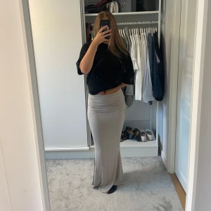 Maxikjol - Grå/ beige Maxikjol. Knappt använd 