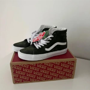 Mörk gröna vans - Säljer dessa ursnygga vans som är köpta här på plick men aldrig använt🥰 (bilderna är lånade från förra ägaren)