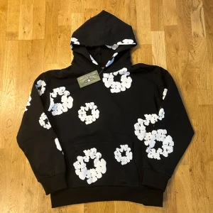 Ny Denim tears hoodie  - En helt ny hoodie (oanvänd) från Denim tears, Storlek M sitter som M, Pris 1000 ,skick  10/10. Det är bara att skriva vid funderingar eller frågor ! INGA BYTE