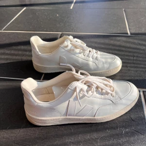 Veja V-12 - Säljer dessa Veja som är sparsamt använda då de bara stått i garderoben senaste året. Skorna är i fint använt skick. Jag har tyvärr inte kvar originalförpackningen så de kommer att skickas med en annan låda