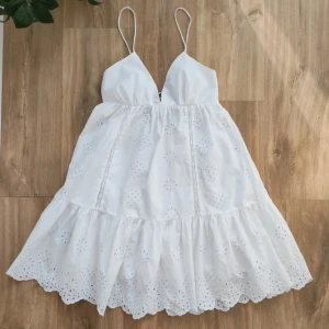 Zara populär klänning - (Lånade bilder) säljer exakt denna zara klänningen i storlek xs🐆 inte mycket använd💕