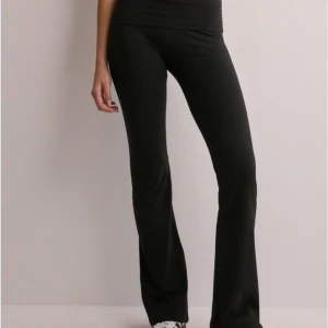 Nelly yogapants - Säljer dessa helt nya mjuka yogapants från Nelly!! Säljes på grund av att de är för långa för mig, annars sitter de superfint 👍🏼 jättemjuka och sköna nu inför hösten och trendiga med den nedvikta kanten🤍 dem är endast testade en gång