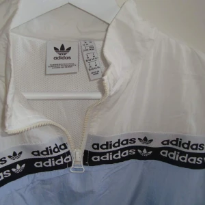 Croppad adidas - Träningströja ish från adidas, motsvarande strl XS. Aldrig använd! 