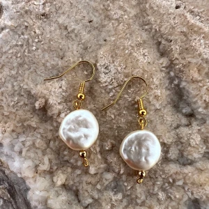 Handgjorda örhängen  - Jag gör mina egna smycken och säljer dom även på Etsy!  Bjuder på gratis frakt om du handlar via Etsy shoppen istället☺️🥰  Skriv meddelande så skickar jag länk🫶🏼