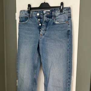 Lågmidjade jeans - Lågmidjade blå jeans från Zara, storlek 38💓 Säljer pga för små för mig, bra skick, inga skavanker