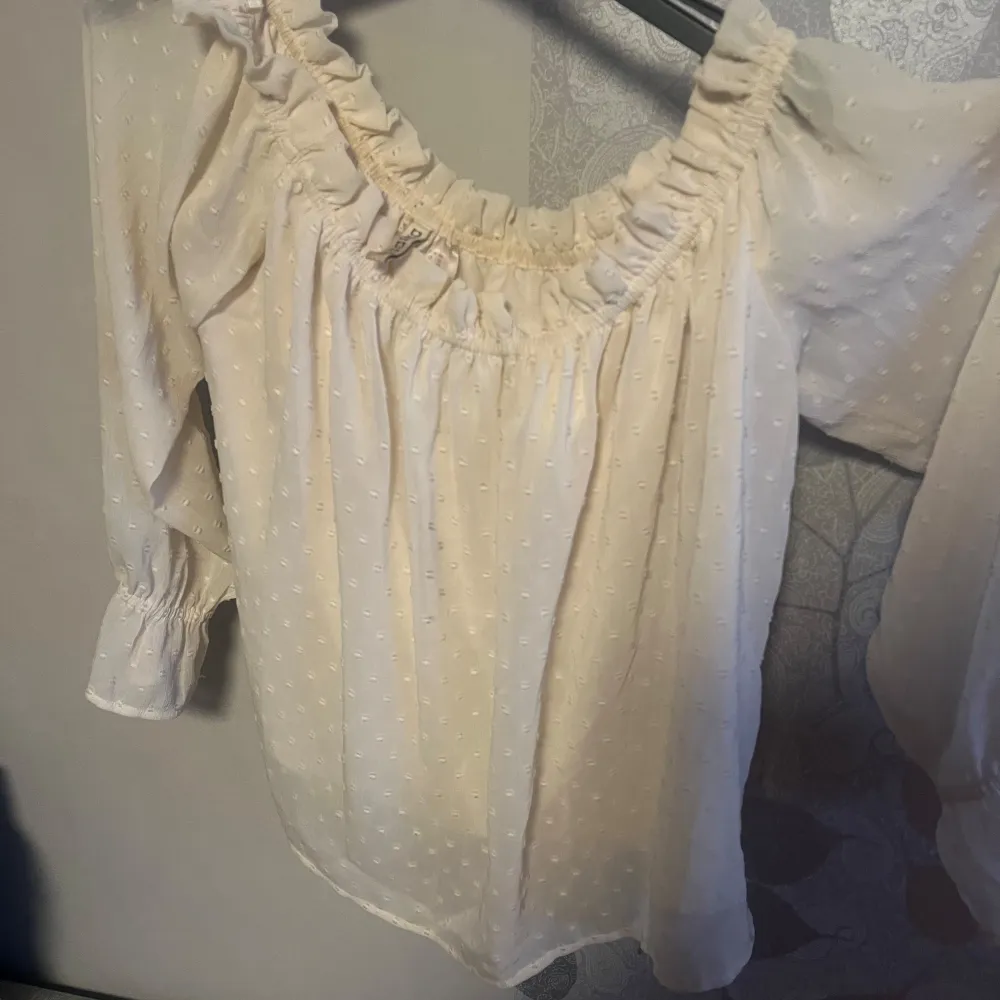 off-shoulder blus från HM i storlek M! Köpte second hand, den har en liten grå fläck pga kedja så därav priset💞 pris går att diskutera vid snabb affär! skriv privat för bättre bilder 🥰. Blusar.