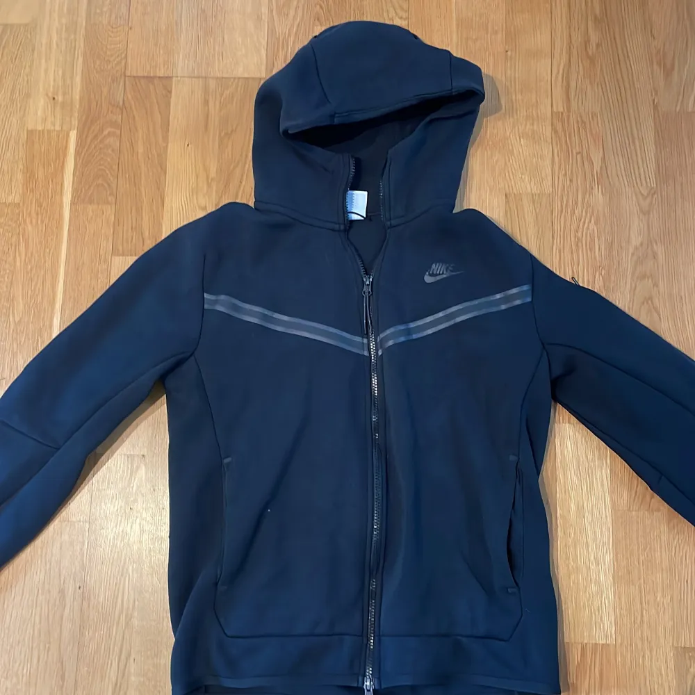 Säljer denna feta Nike tech då den inte används så ofta, storlek S condition är 8/10 bara lite urtvättad annars ser allt bra ut . Hoodies.