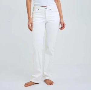 Vita jeansbyxor - Säljer ett par vita jeansbyxor i högmidjad modell från bikbok. De har en straight passform. Storlek: midja 28, längd 32. Passar som S. Nyskick.