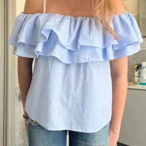 Blå topp - Säljer denna fina toppen då den tyvärr inte kommer till användning, fint skick då den knappt är använd. Storlek s men funkar som xs-m då den är stretchig. Superfin om man vill klä upp sig lite, skriv vid frågor eller fler bilder. 💗💗