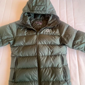 Haglöfs Dunjacka herr - Tja, säljer nu min Haglöfs Jacka då den inte används. Den är använd Max 10 gånger och är i topp skick. Hör av vid funderingar!