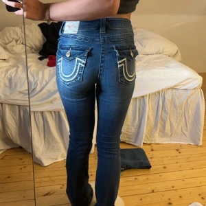 True religion jeans - BECCA Mid Rise bootcut Mid waist Använd fåtal gånger, jätte snygga men lite förstora för mig i midjan🩷de är väldigt stretchiga W26 