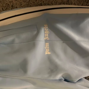 Palm angels byxor baby blue - Palm angels mjukisbyxor, baby blue 