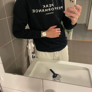 Peak performance sweatshirt - strl M - Mycket trevlig passform och skönt material. Värmer gött nu under den kyliga hösten.  Felfri utan anmärkningar. Jag är 188 cm om det är av intresse. 