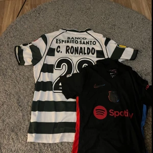 Retro fotbolls tröjor. Sporting Cr7 - Hej. Här är fler exempel på tröjor som vi har inne. Det finns i flertals storlek och flertalet olika tröjor. 1 tröja kostar 400kr, dom är helt oanvända och är i 10/10 skick. Skriv om intresse/frågor