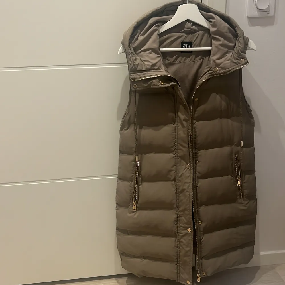 Zara väst i färgen beige/brun. I storlek XS. Jackor.