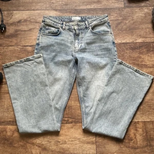 Lågmidjade jeans - Low/midwaist blåa jeans från gina tricot i storlek 38. Köpt på vinted men var tyvärr för stora på mig, annars hur snygga som helst! Skriv om du har några frågor🩵