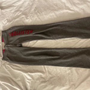 HOLLISTER BYXOR - Ett par hollister mjukisbyxor i xs.  Säljer då dom inte används 🩷 Skriv privat om frågor eller fler bilder😊