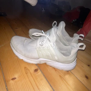 Nike presto  - Säljer nu dessa Nike air presto. Väldigt använda men har fortfarande mycket kvar att ge lite smutsiga men de går bort i tvätten annars inga konstigheter tveka inte på att höra av er vid frågar, priset är inte hugget i sten😁obs!! Ett litet hål på framsidan men inget man tänker på
