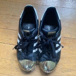 Adidas spezial - Säljer mina super snygga vintage adidas spezial som inte säljs längre. Säljer på grund av att dem inte kommer till användning längre. Skriv för fler frågor.  