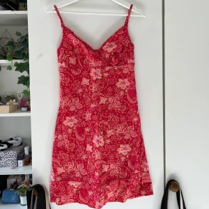 Sommarklänning💐 - Jättefin blommig sommarklänning🌷Inte använd därav den var för liten, skriv privat om du har några frågor💞