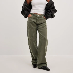 Gröna jeans Nakd - Så snygga gröna jeans från Nakd, kommer tyvärr inte till användning. Modellen heter ”lösa jeans med mellanhög midja och sömdetalj”