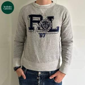 Tröja från Polo Ralph Lauren | Storlek: M (sitter som S) - Skicket på tröja är väldigt bra utan defekter - Vårat pris: 599kr - Nypris: 2,199kr - Modellen är 185cm och väger 79kg. 