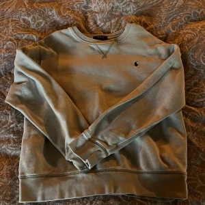 Ralph lauren tröja stl 14-16 - Tja säljer min tröja från Ralph lauren som är i 7-10 skick nypris 1000kr mitt pris 300 den är i storleken 14-16 år har ni funderingar så är det bara att kontakta 🙂